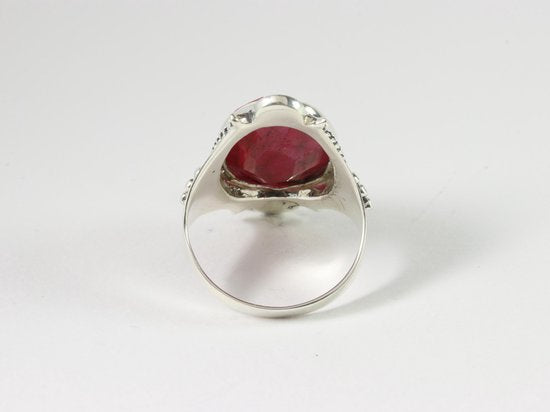 Bewerkte zilveren ring met robijn afbeelding 3