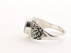 Bewerkte zilveren ring met blauwe topaas afbeelding 2