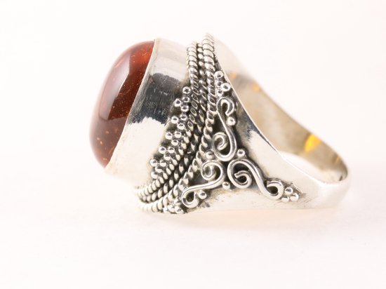 Bewerkte zilveren ring met amber afbeelding 2
