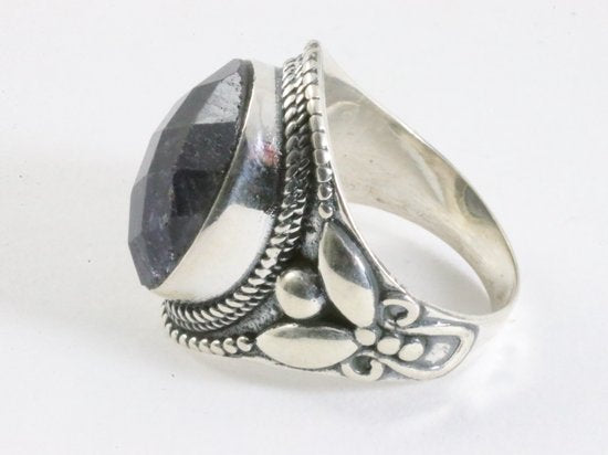 Zware bewerkte zilveren ring met gefacetteerde lapis lazuli afbeelding 2