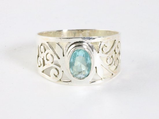 Opengewerkte zilveren ring met blauwe topaas afbeelding 4