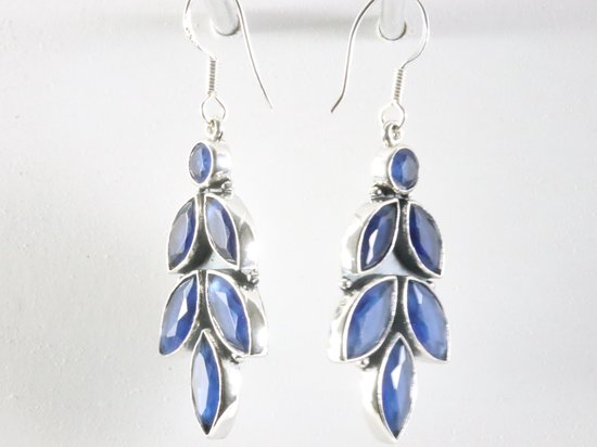 Lange zilveren oorbellen met blauwe saffier afbeelding 2