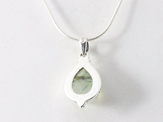 Bewerkte druppelvormige zilveren hanger met prehniet aan ketting afbeelding 3