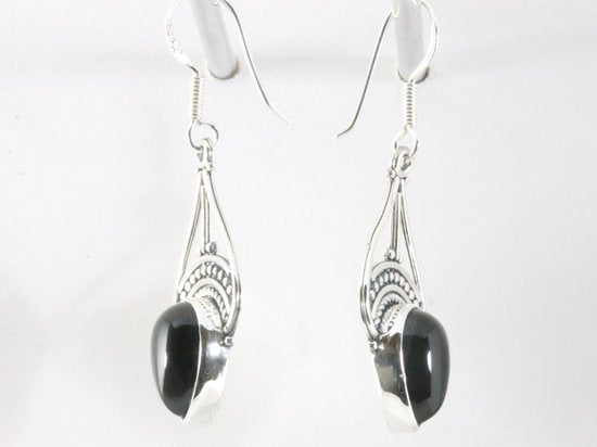 Opengewerkte zilveren oorbellen met onyx afbeelding 2