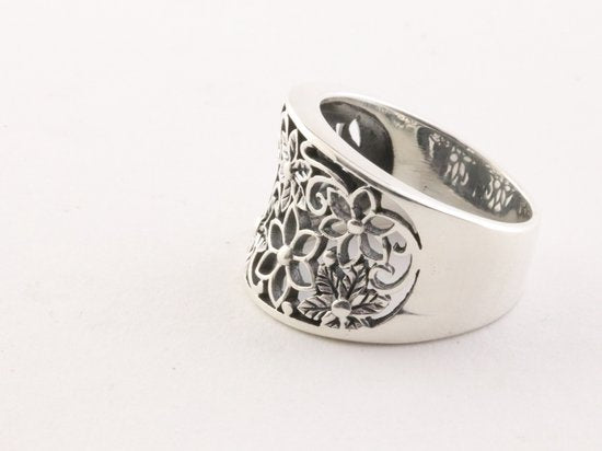 Opengewerkte zilveren ring met bloemenmotief afbeelding 2