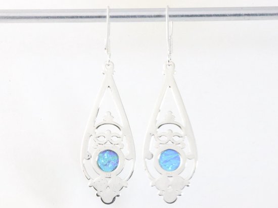 Lange opengewerkte zilveren oorbellen met blauwe opaal afbeelding 2