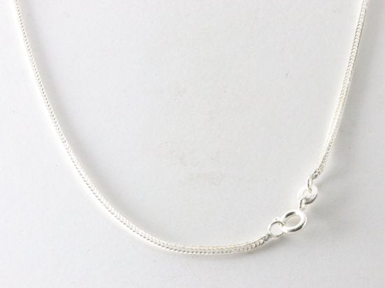 Ronde bewerkte zilveren hanger met roze parel aan ketting afbeelding 5