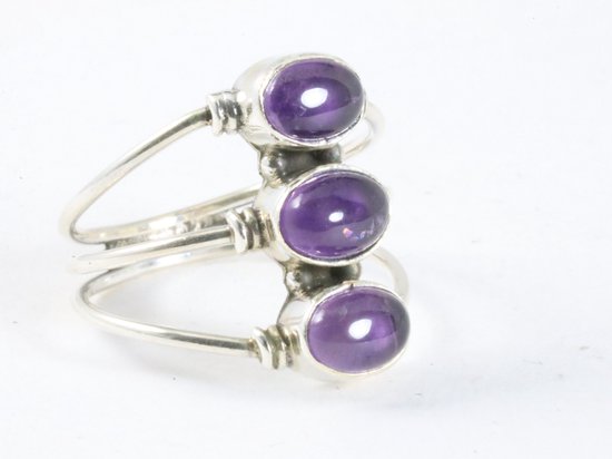 Opengewerkte zilveren ring met 3 amethist stenen afbeelding 1