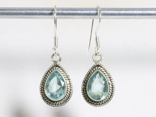 Bewerkte druppelvormige zilveren oorbellen met blauwe topaas afbeelding 3