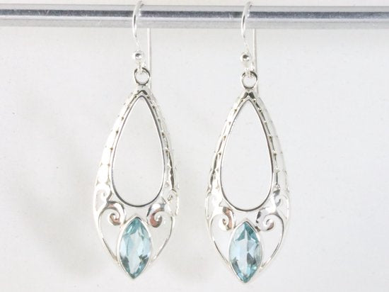 Lange opengewerkte zilveren oorbellen met blauwe topaas afbeelding 3