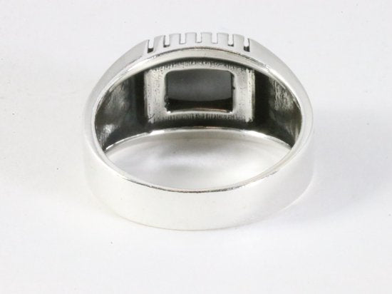 Zware bewerkte zilveren ring met gefacetteerde onyx afbeelding 3