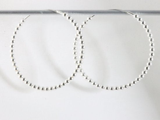 Grote zilveren oorringen met hoogglans bolletjes afbeelding 3