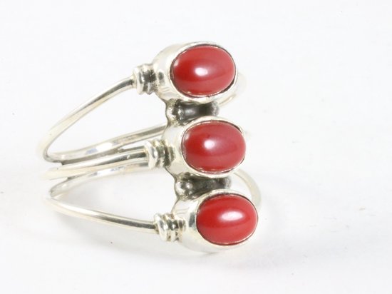 Opengewerkte zilveren ring met 3 rode koraal stenen afbeelding 1