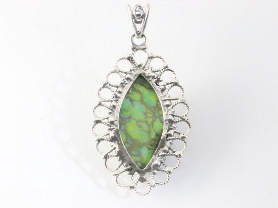 Grote opengewerkte zilveren hanger met groene koperturkoois afbeelding 3