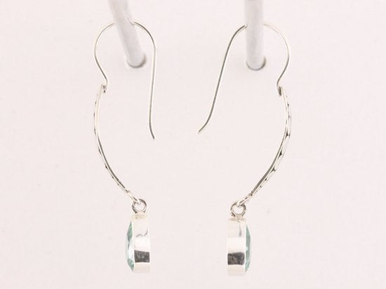 Lange bewerkte zilveren oorbellen met groene toermalijn afbeelding 2