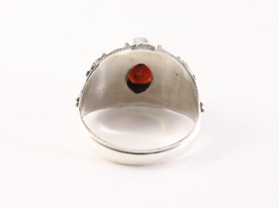 Bewerkte zilveren ring met granaat afbeelding 3