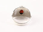 Bewerkte zilveren ring met granaat afbeelding 3