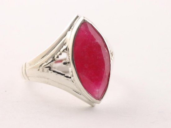 Opengewerkte zilveren ring met robijn afbeelding 1