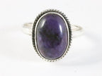 Bewerkte ovale zilveren ring met paarse charoiet afbeelding 4