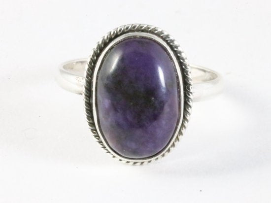 Bewerkte ovale zilveren ring met paarse charoiet afbeelding 4