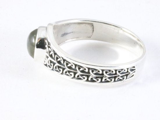 Bewerkte zilveren ring met labradoriet afbeelding 2