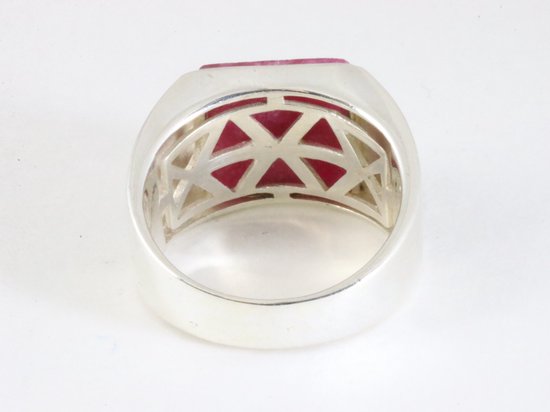 Zware bewerkte zilveren ring met robijn afbeelding 3