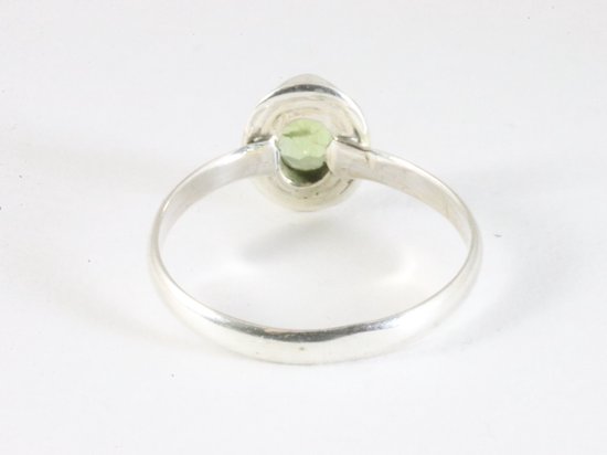 Fijne zilveren ring met peridoot afbeelding 3
