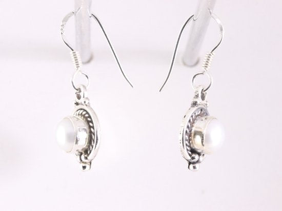 Fijne bewerkte zilveren oorbellen met witte zoetwater parel afbeelding 2