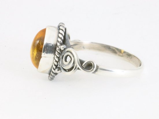 Fijne bewerkte zilveren ring met amber afbeelding 2