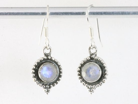 Fijne bewerkte ronde zilveren oorbellen met regenboog maansteen afbeelding 4