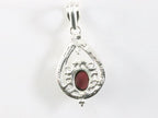 Opengewerkte zilveren hanger met granaat afbeelding 3