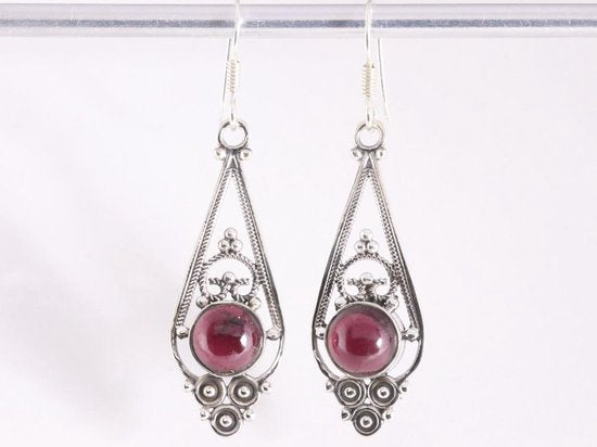 Lange opengewerkte zilveren oorbellen met granaat afbeelding 4