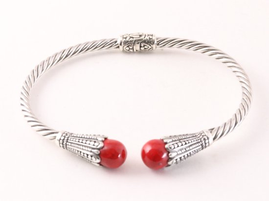 Traditionele bewerkte zilveren klemarmband met rode koraal steen afbeelding 1