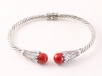 Traditionele bewerkte zilveren klemarmband met rode koraal steen afbeelding 1