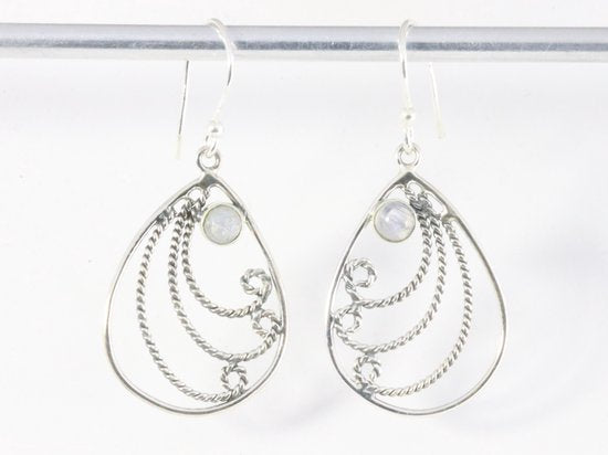 Fijne opengewerkte zilveren filigrein oorbellen met regenboog maansteen afbeelding 4