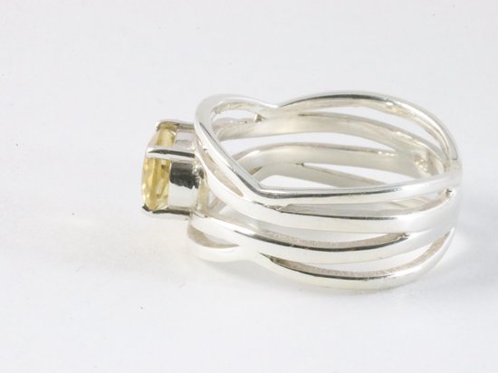 Opengewerkte zilveren ring met citrien afbeelding 2