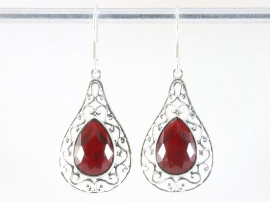 Opengewerkte zilveren oorbellen met robijn afbeelding 3