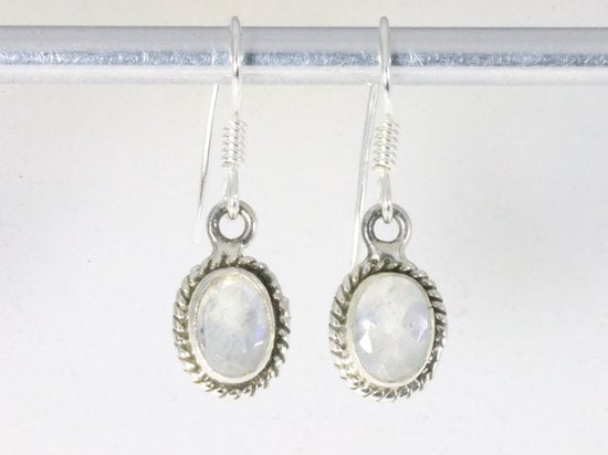 Fijne bewerkte zilveren oorbellen met regenboog maansteen afbeelding 3