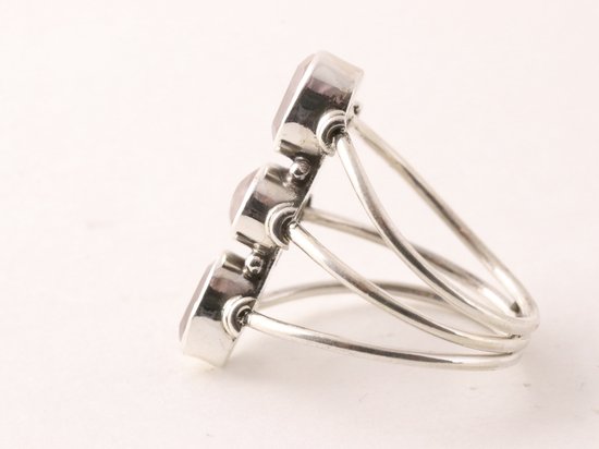 Opengewerkte zilveren ring met 3 rozenkwarts stenen afbeelding 2