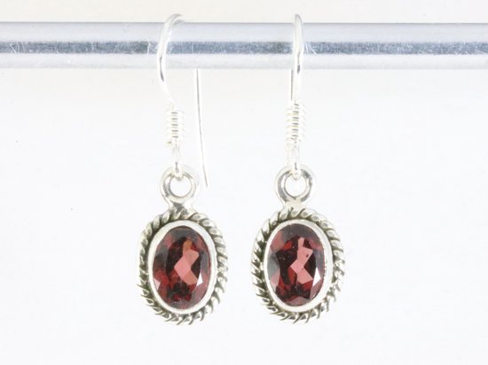 Fijne bewerkte zilveren oorbellen met granaat afbeelding 3