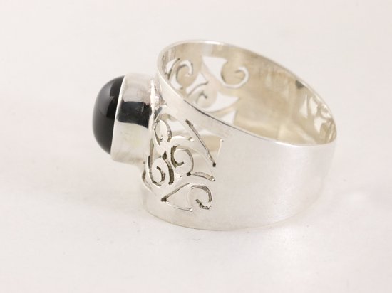 Opengewerkte zilveren ring met onyx afbeelding 2