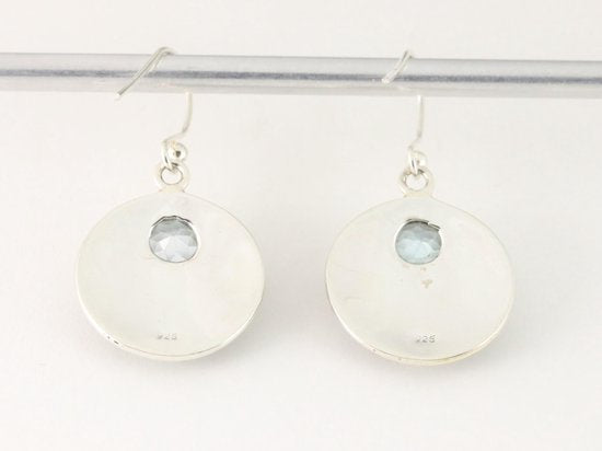 Ronde bewerkte zilveren oorbellen met blauwe topaas afbeelding 3