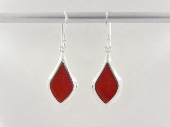 Druppelvormige zilveren oorbellen met rode koraal steen afbeelding 4