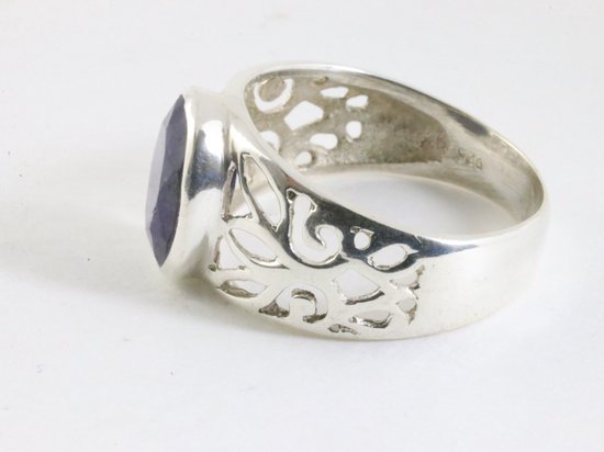 Opengewerkte zilveren ring met blauwe saffier afbeelding 2