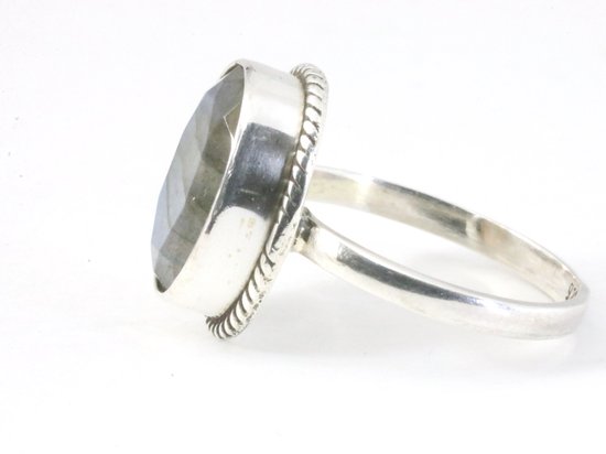 Bewerkte zilveren ring met labradoriet afbeelding 2