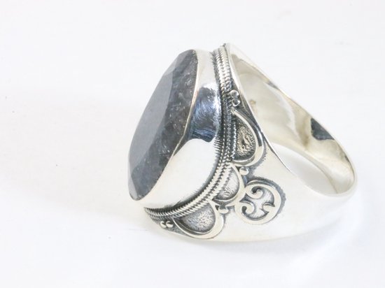 Zware bewerkte zilveren ring met blauwe saffier afbeelding 2