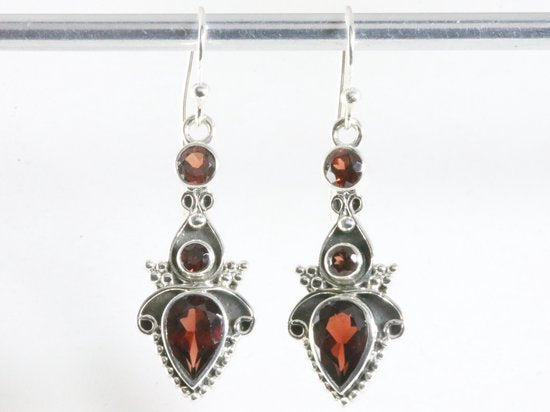 Bewerkte zilveren oorbellen met granaat afbeelding 4