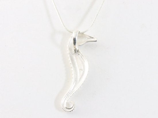 Zilveren zeepaardje met abalone schelp aan ketting afbeelding 3
