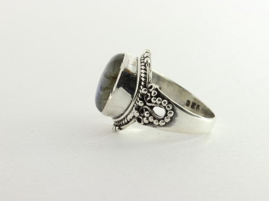 Bewerkte zilveren ring met labradoriet afbeelding 2