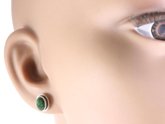 Fijne ovale zilveren oorstekers met smaragd afbeelding 3